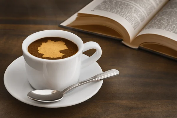 Натюрморт - кофе с картой Германии — стоковое фото