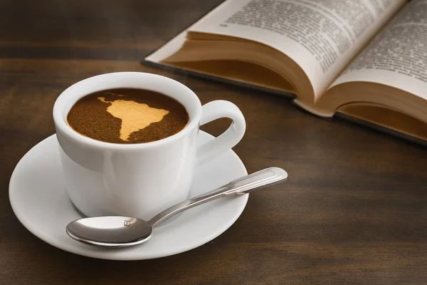 Csendélet - kávé, a Dél-amerikai kontinens megjelenítése — Stock Fotó