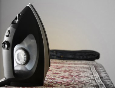 Ütü masasında ütü