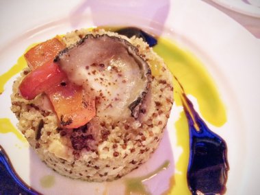 Quinoa risotto Perulu bir restoranda akşam yemeği