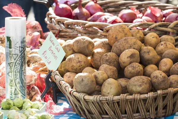 Taze organik Yukon Altın patates ve soğan farmer's Market Stok Fotoğraf