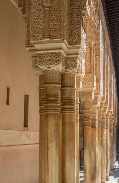 Kolommen van het Alhambra paleis in Spanje — Stockfoto