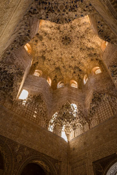 Plafond van Alhambra paleis in Granada Spanje — Stockfoto