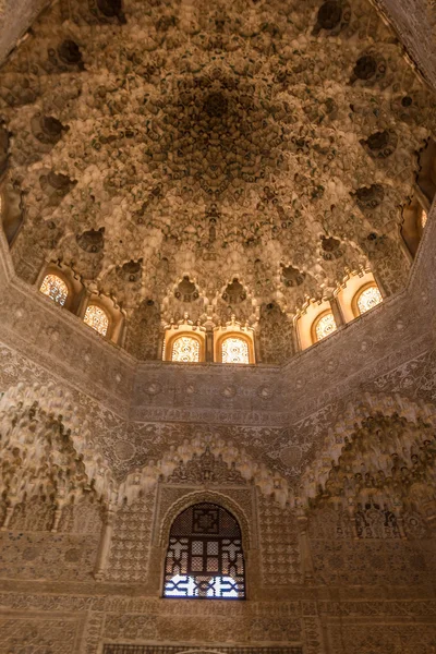Het plafond van de honingraat van Alhambra Palace — Stockfoto