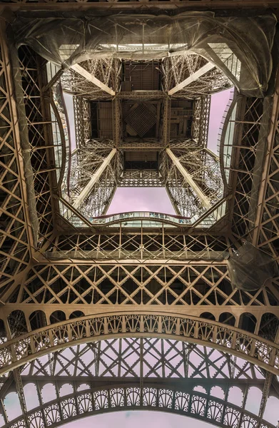 Vue depuis le pied de la Tour Eiffel — Photo