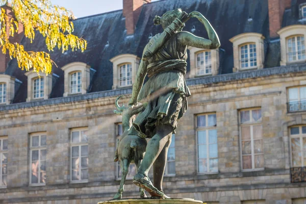 Artimes a vadász szobor Fountainebleau Franciaországban — Stock Fotó
