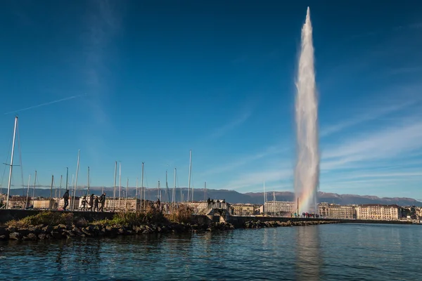 Фонтан Jet d 'ou в Женеве, Швейцария — стоковое фото