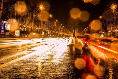 Champs Elysees Paris gece yağışlı görünümü