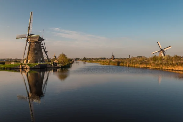 Blick auf kinderdijk windmühlen holland — Stockfoto