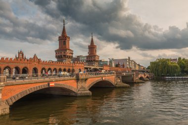 Berlin 'deki Oberbaum Köprüsü