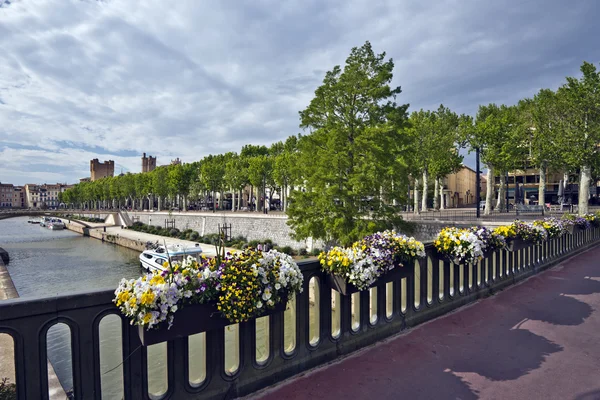 Cruzando Canal de la Robine na histórica cidade de Narbonne — Fotografia de Stock