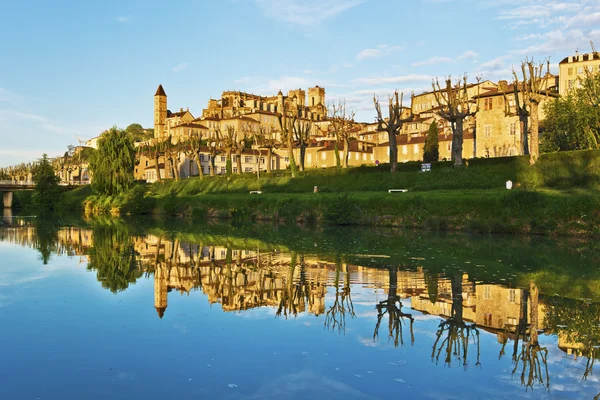 Stadsbilden av Auch reflekterande i Gers River — Stockfoto