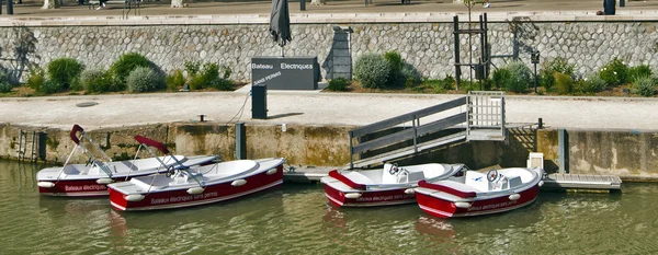 Barcos elétricos para uso público em Narbonne — Fotografia de Stock