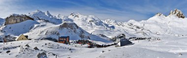 Pourtalet dağın Panoraması geçmek kışın Pirenelerde