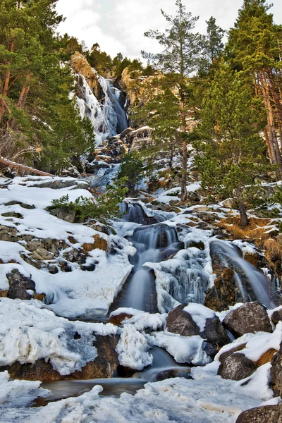 Cascada de Argualas en Pirineos Españoles — Foto de Stock