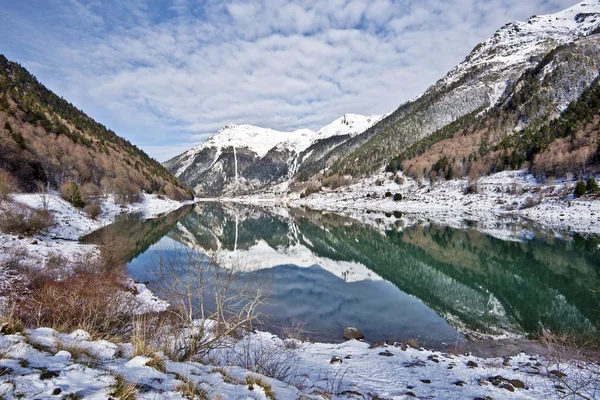 Зима малюнок Піренейська Fabreges озеро в долині Ossau — стокове фото