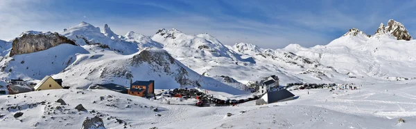 Панорама Pourtalet mountain проходять взимку в Піренеях — стокове фото