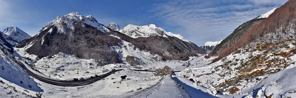 在冬天比利牛斯山谷 Ossau 全景图 — 图库照片