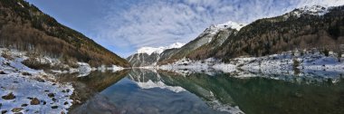 Fransızca Pyrenees Ossau vadisinde kış Panorama Fabreges Gölü