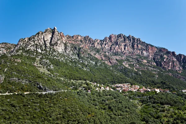 Vila de Ota dominada pela Montanha Capu Ota — Fotografia de Stock