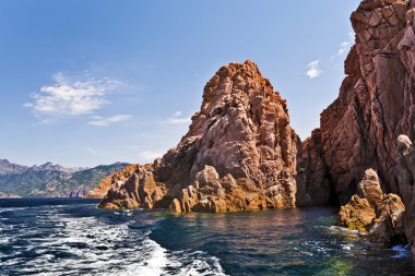 Corsica'deki / daki Calanques de Piana boyunca tekne turu