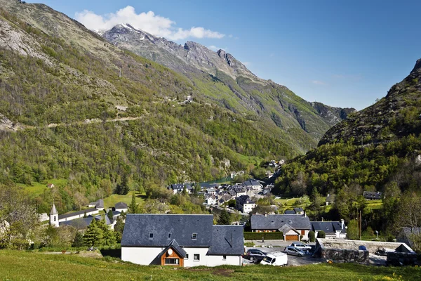 Gedre falu Gavarnie folyó völgyében, a francia Pireneusokban — Stock Fotó