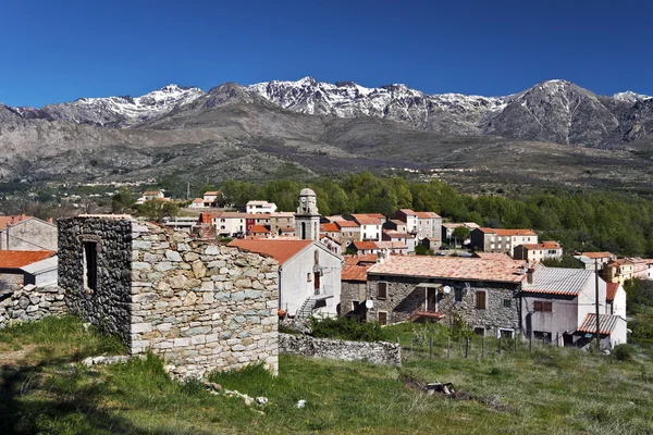 Casamaccioli pueblo y Monte Cinto macizo en Córcega — Foto de Stock