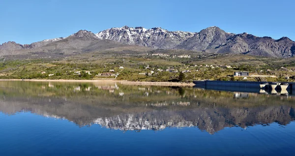 Monte Cinto Calacuccia gölde yansıtan Massif 