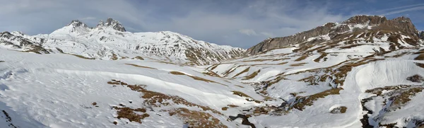 在冬天从门户的 Pic du midi d'Ossau 和谷全景 — 图库照片