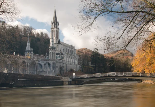 Santuarios de Lourdes desde el río Gave de Pau Fotos De Stock