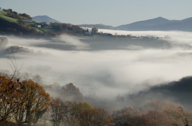 Bask ülke tarafında vadi sis kaplı