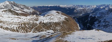 Hautes Pyrenees mountai tarafından çevrili vadide Aure Panoraması