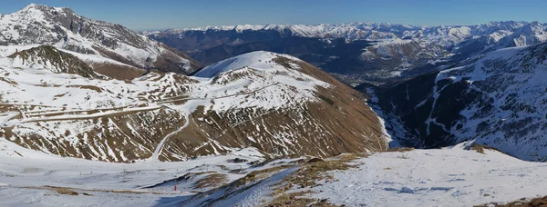 Panorama des Aure-Tals in den Hautes Pyrenäen, umgeben vom Gebirge — Stockfoto