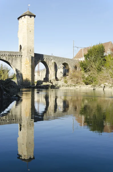 Gamla medeltida befäst bron över gav de Pau River i Orthez — Stockfoto