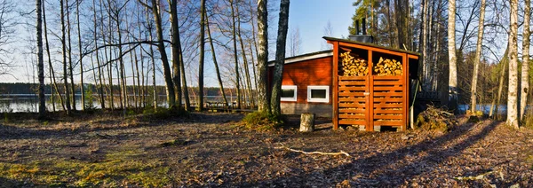 Sauna de acabamento tradicional na fronteira do lago — Fotografia de Stock