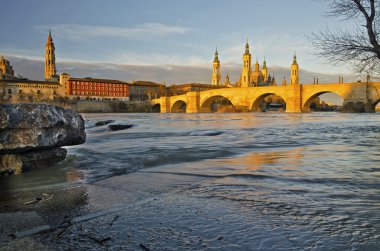 Ebro Nehri'nin akış gündoğumu, eski Zaragoza Manzaralı 