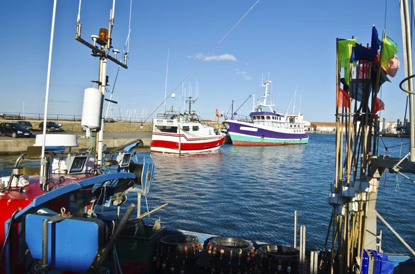 Fisher båtar i Joinville hamnen i Yeu Island — Stockfoto