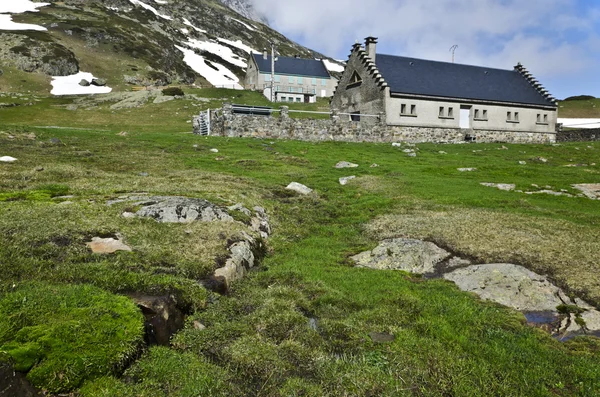 Útočiště a zemědělci dům v Maillet plošině ve francouzských Pyrenejích — Stock fotografie