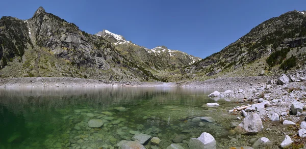 Panorama de Cavallers Lago y Pirineos de Alta Ribagorca — Foto de Stock