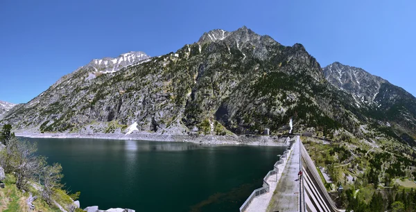 Staudamm des Cavallers Lake in alta ribagorca der katalanischen Pyrenäen — Stockfoto