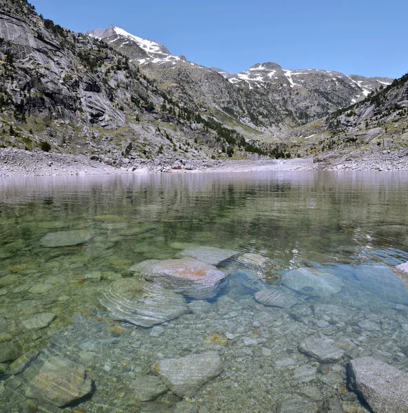 Кристаллическая вода озера Эстани-де-Кавальерс — стоковое фото
