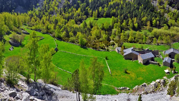 Традиционные андоррские фермы в долине Мадриу-Перафита-Клара — стоковое фото