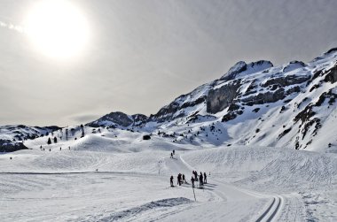 Kros kayağı Somport tatil beldesine Pyrenees geçer