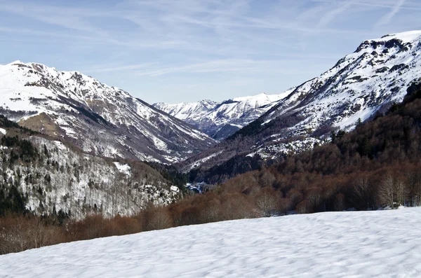 Aspe-Tal im Winter vom Somport-Pass in den Pyrenäen aus gesehen — Stockfoto
