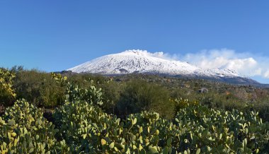 Etna yanardağı güney kesiminde görünümü kar kaplı