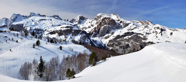 Winterpanorama vom Somport Pass in den Pyrenäen — Stockfoto