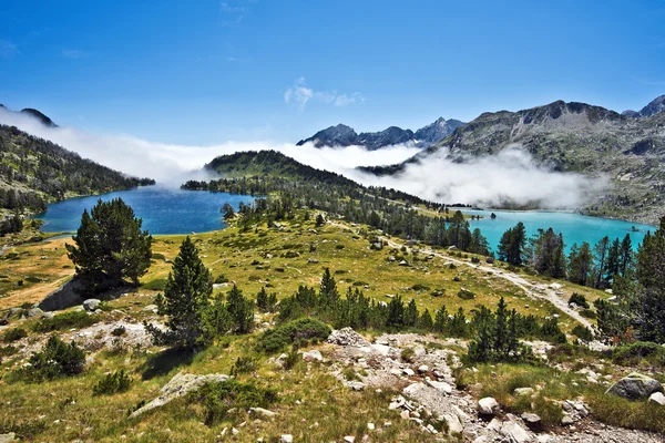 Panorama de Neouvielle macizo de montaña con los lagos Aubert y Aum — Foto de Stock