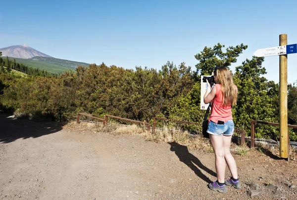 Niña tomando fotos en el Parque Nacional del Teide —  Fotos de Stock