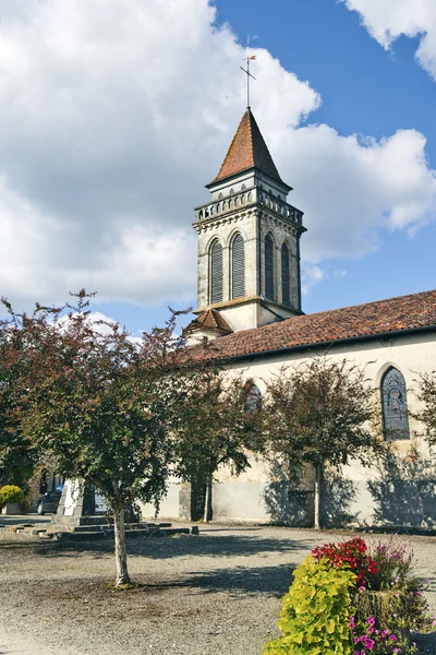 Iglesia de San Andrés en la ciudad medieval de Saint-Justine — Foto de Stock