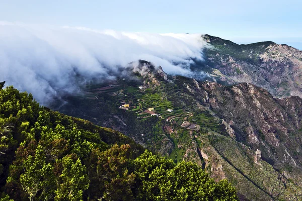 Névoa chegando ao vale do maciço de Anaga em Tenerife — Fotografia de Stock
